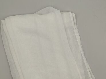 Delikatny, biały szal, idealny jako dodatek do letnich stylizacji
