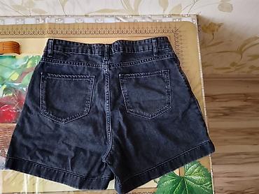 sort: Qara rəngli cins şort. Klassik denim parçasından hazırlanıb, düz və — 1