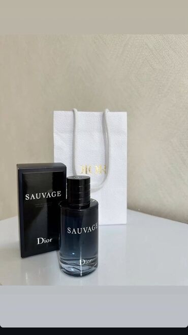 Ətriyyat: Lüks kişi ətirləri seçimi - Dior Sauvage (Eau de Toilette): Tünd mavi