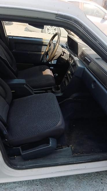 pajero baqaj: Volvo sedan, ağ rəng, klassik küncəl dizaynlı kuzov. - Kuzov: 4 — 2