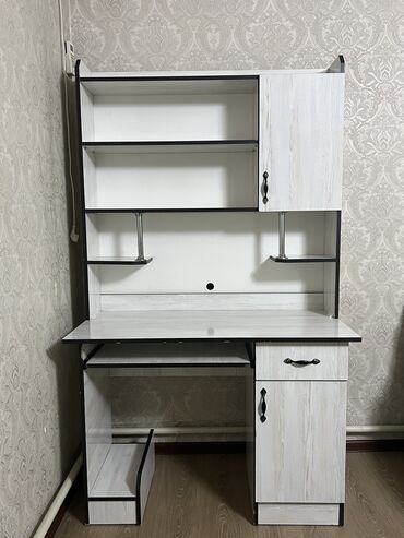 Компьютерные столы: Компьютерный стол, Б/у, Двухместный, ЛДСП