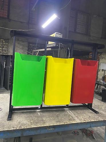 Мусорные урны: Уличная урна для мусора с деревянной отделкой в металлическом каркасе — 7