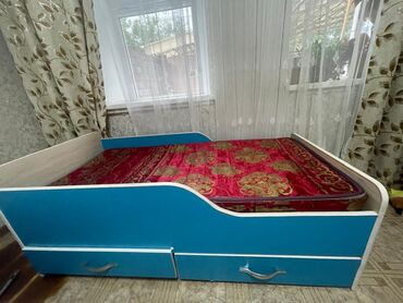 Детские односпальные кровати: Детская односпальная кровать с бортиком и выдвижными ящиками
