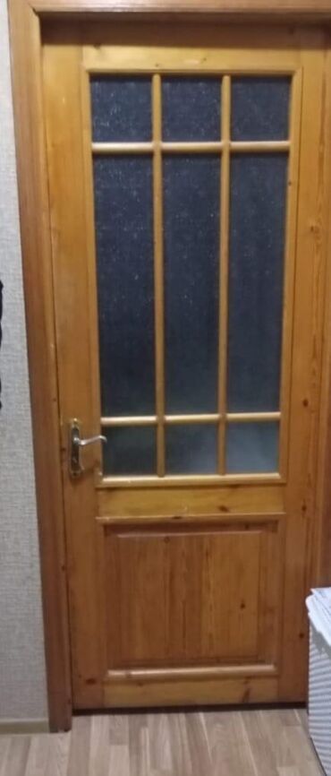 Otaq qapıları: 4 eded otaq qapısı uzunu 2.20.Ela veziyyetde biri 55 manata
