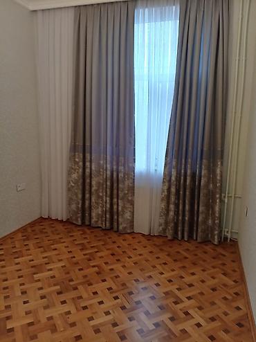 Köhnə tikili: 1 - ci məhəllə 4/2 - mərtəbəsində 3 otaqlı yol qırağı kombisi var polı — 3