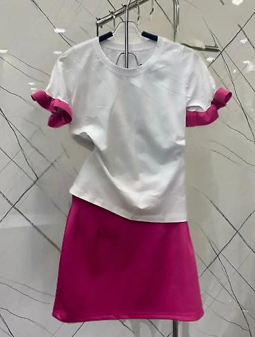 Kompleti: Dve-delni komplet: majica + mini suknja 2 komada po cenini od 3800 — 3