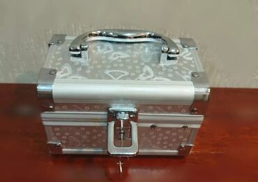 Sandıqlar: Mücrü qabı 2 əd mücrü(qızıl) qutu.Az İstifadə edilib. Yazılan qiymət — 6