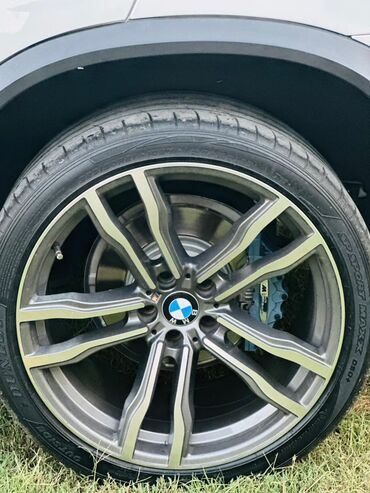 BMW: BMW X5 (E70) – ağ rəngli, güclü və geniş krossover. Xarici: - Ağ — 5