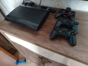 купить sony playstation 4: Qara rəngli Sony PlayStation 3 oyun konsolu, iki ədəd idarəetmə pultu