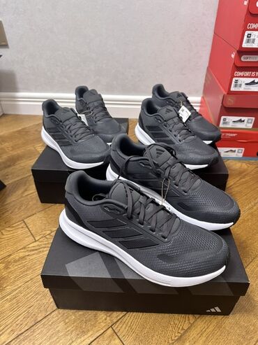 Krasofkalar və idman ayaqqabıları: Adidas qara idman ayaqqabıları. Yüngül və rahat dizaynı ilə idman və