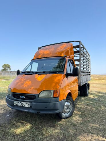 Yük maşınları: Narıncı rəngli, taxta bortlu, arxasında ikili təkərləri olan "Ford — 2