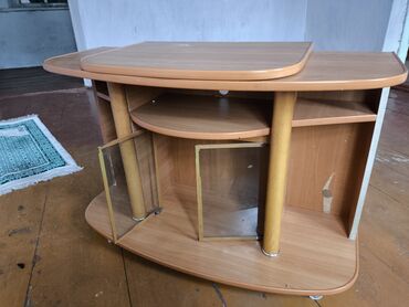 стеклянная тумбочка для телевизора: Тумба под телевизор/аппаратуру на колесиках. - Материал: ЛДСП с