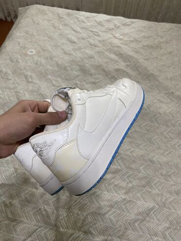 geyimler kisi ucun: Ağ Nike ( xamelyon-günə çıxanda rəngi dəyişir ). Sadəcə 1dəfə