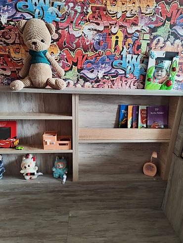 Oğlan uşağı üçün kravat satılır. Qiymət 150 AZN. Uzunluq 2meni 85sm