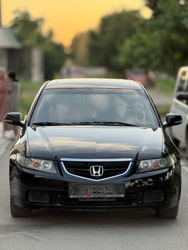 Honda: Автомобиль Honda Accord – это седан черного цвета. Он оснащен