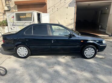 Iran Khodro: İran Khodro Samand (sedan), qara rəng. Xüsusiyyətlər: - Kuzov: 4 — 3