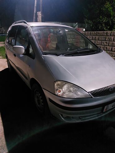шыны и диски: Просторный минивэн Ford Galaxy серебристого цвета, оснащенный