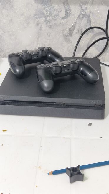 playerunknown's battlegrounds i̇stehsalçılar: Sony PlayStation 4 konsolu, iki ədəd qara rəngli pultlarela