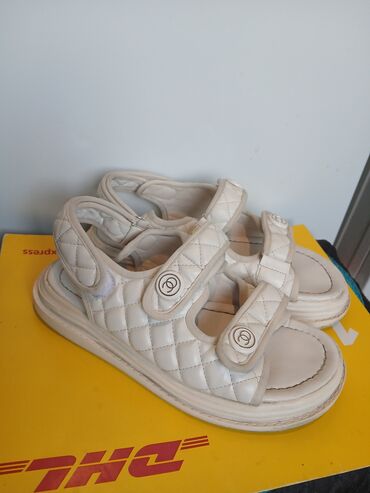 белая обувь: Босоножки 40 р кожзам в отличном состоянии, Моссовет