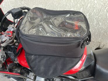 Сумки и чехлы: Продаю сумку на бак для мотоцикла. Шлем помещается без проблем