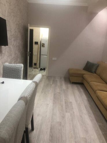 Uzunmüddətli kirayə mənzillər: Razində 60 kv sahəsi olan 2 otaqlı mənzil kirayə verilir.Binada qaz — 2