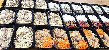 Готовые блюда, кулинария: Готовые обедоы, упакованные в индивидуальные контейнеры. В наличии — 4