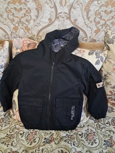 adidas qaçış üçün qadın krossovkaları: Qara rəngli kapüşonlu yüngül jaket - Kapüşon: iç hissəsi naxışlı