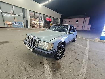 mühərrik yastığı: Mercedes-Benz E-Class W124 sedan - Kuzov: 4 qapılı sedan, açıq mavi — 2