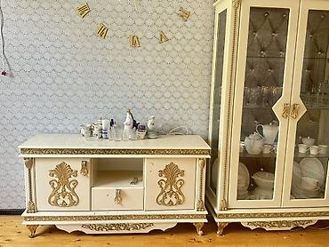 dekor vitrin: Klassik dizaynda qonaq otağı mebel dəsti Tərkibi: - 2 ədəd şüşəli — 3