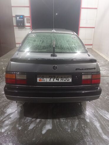 авто элек: Седан Volkswagen Passat серого цвета с черным спойлером на крышке