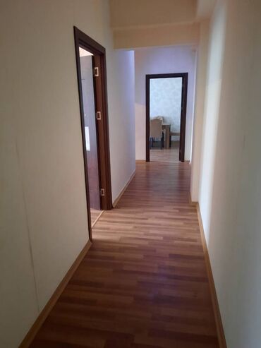 Uzunmüddətli kirayə mənzillər: Kirayə verilir. Ev kristal 1-in girişində yerləşir .Bütün əşyaları — 10