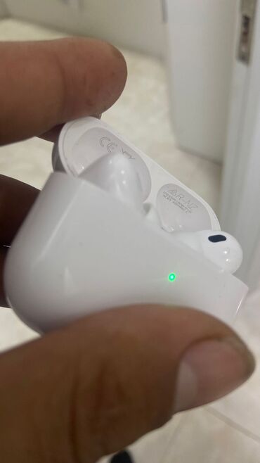 type c qulaqlıq: Airpods pro 2. Təcili satılır . Rusiada alinib. karobkasi yoxdu