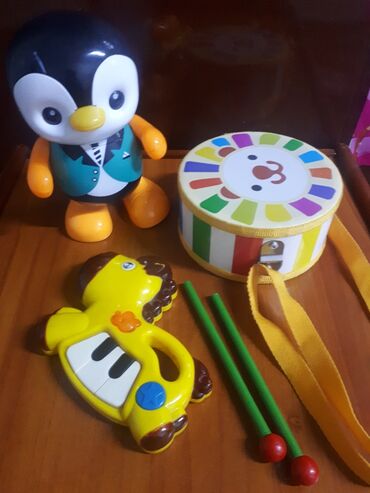 барабаны детские: Продам игрушки одним пакетом. Пингвин танцует и поёт, пони пианино и