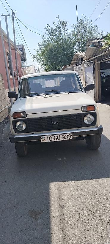 VAZ (LADA): LADA Niva 4x4 – ağ rəngli, 4qapılı SUV Əsas xüsusiyyətlər: - Tam — 2