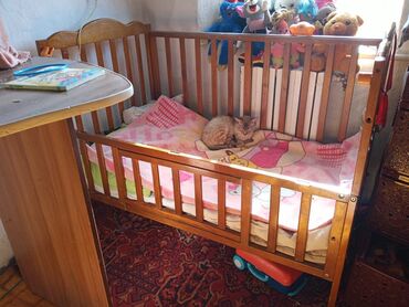 Детские кровати: Продам б.у. детскую кроватку