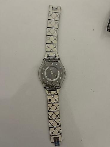 Zərif dizaynlı qol saatı - Brend: Swatch (siferblatda loqo görünür) -