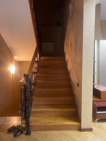 Həyət evləri və villaların satışı: Şəhər mənzərəsinə açılan balkonları olan möhtəşəm fasadlı 4 mərtəbəli — 35