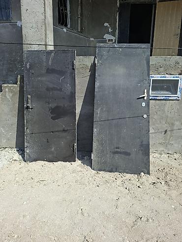 Metal qapılar – 2 ədəd - Material: polad/metal təbəqə - Rəng: tünd