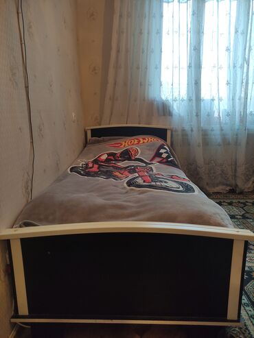 tek neferlik yataq: Б/у, Односпальная кровать, Без подьемного механизма, С матрасом, Без выдвижных ящиков