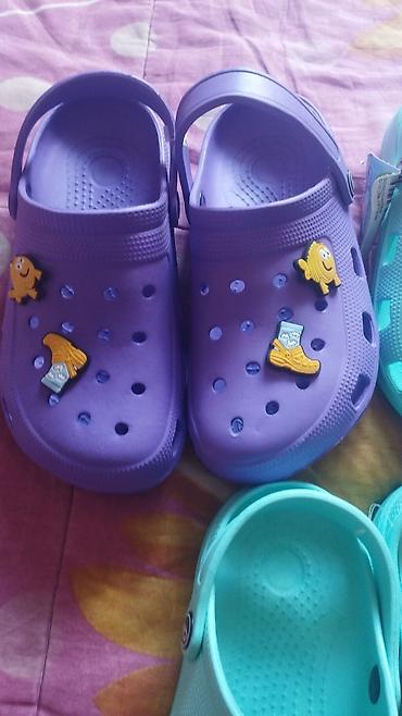 синие туфли: Crocs tərlikler Türkiyənindi tek tek qalib deyə endirim edilib — 5