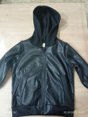 Dəstlər: Uşaq üçün qara rəngli kapüşonlu jaket, vetrovka. təzədir. 20 azn