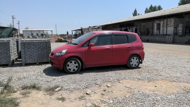 машина дишовый: Красный хэтчбек Honda Fit с пятидверным кузовом, идеально подходящий