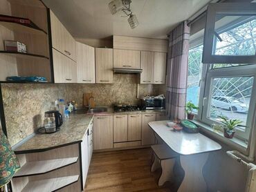 Офисы: 3 комнаты, 60 м², 104 серия, 1 этаж, Косметический ремонт
