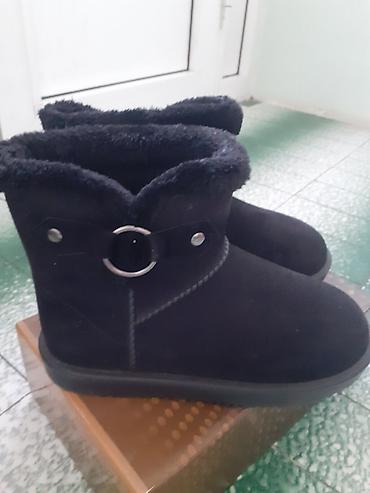 skecers bele patike: Vodootporne ženske čizme sa unutrašnjom postavom u broju 37. Boja — 1