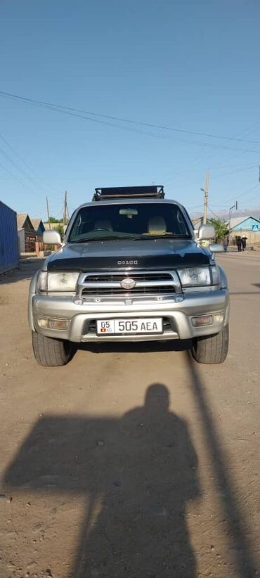 Toyota: Внедорожник Toyota Hilux Surf серебристого цвета с черным капотом