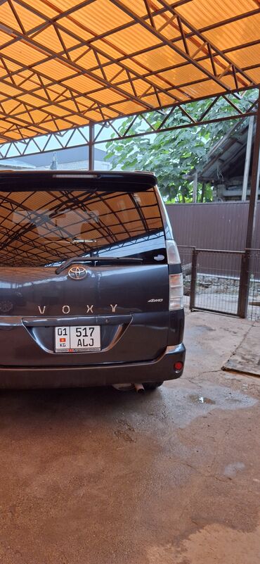 купить машины: Минивэн Toyota Voxy тёмно-серого цвета, оборудованный системой полного