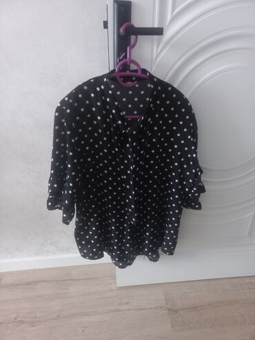 Köynək və bluzalar: Qara rəngli, ağ xallı qadın bluzası. - Naxış: klassik polka-dot (ağ
