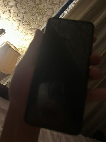 купить сотовый телефон: Смартфон с большим безрамочным дисплеем и вырезом‑«каплей» под