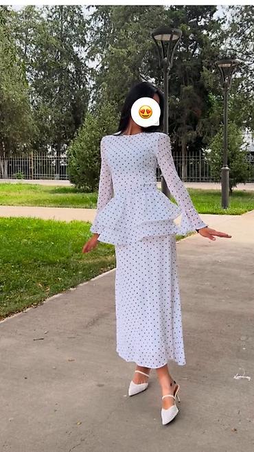 - цвет: белый - принт: мелкий горошек - длина: миди - длинный рукав -
