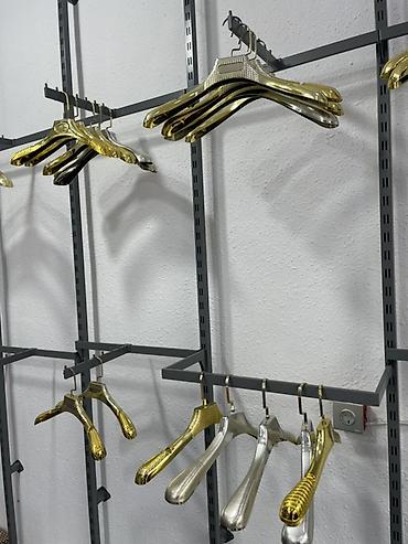 Mağaza avadanlığı: Premium metal şkaf asılqanları – qızılı və gümüşü rənglər - Material — 1